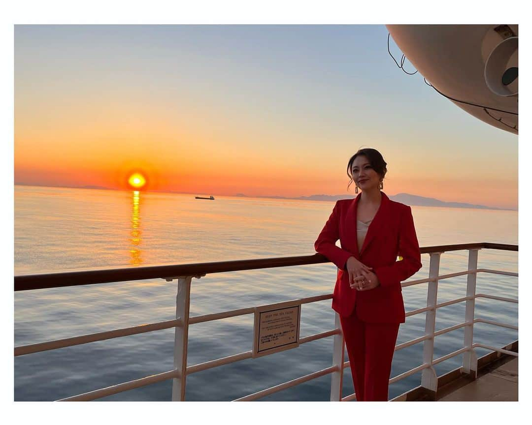 雅原慶さんのインスタグラム写真 - (雅原慶Instagram)「Cruise travelogue🚢PART.4  コンサートの開演10分前。  スタンバイ中に外をみたら、夕日がとんでもなく美しくて！  思わずみんなで一斉にデッキに出ました。  絵葉書のような景色✨  写真じゃなかなか伝わらない、生でみる美しさ…  なんと表現すればいいのか。言葉じゃ限界です。笑  ずっとクルーズで働いてる乗船員のスタッフの方も、  ここまで綺麗なサンセットは珍しいです〜と。  デッキで数分みんなとはしゃぎました。  ピアニストの方とも📷  夕日で心洗われたあとは、いざ、本番へ🎤🎹🎶  続く…  #にっぽん丸 #雅原慶 #夕日 #sunset」3月1日 0時31分 - kei_miyahara