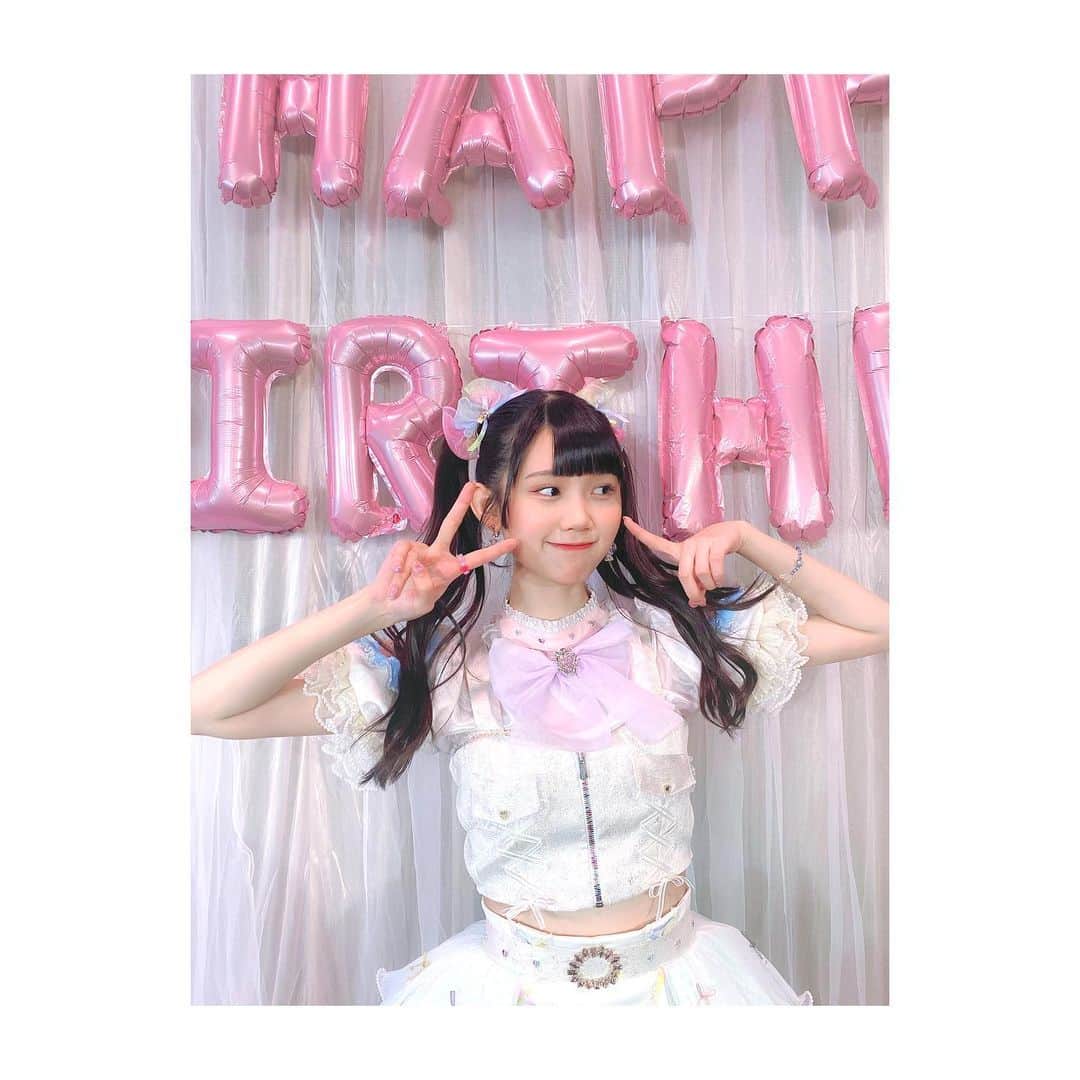 のインスタグラム：「. #一月生日會 🎂 謝謝大家把2/28連假留下來陪我過生日會🫶🏻 我玩的很開心 希望大家也是這麼覺得💗💭 雖然到今天結束前我都是很擔心的狀態 但是看到台下都是數字君就安心了！ 謝謝大家帶著溫和的眼看著我短時間就上陣的表演🫣 期待大家的REPO跟照片唷！🥳 - 今日私の誕生日パーティー来てくれてありがとう🎉 私は楽しかった！みなさんもそう思うといいね♡ 始まる前に心臓バクバクしたけど 終わったあとホッとしました꒰( ˙ᵕ˙ )꒱ パフォーマンスの練習が少ないから🥹 みんなが暖かい目で見てくれて助かったー レポ楽しみにしてるよ！あと写真も！ - #AKB48 #AKB48TeamTP #TeamTP  #UnitTicTacToe #🔫 #れいち #林于馨 #生日會 #アイドル衣装 #生誕会  #happybirthday #Reichi21🎂」