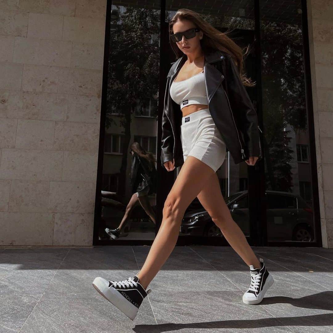 KENDALL + KYLIEのインスタグラム：「These sneakers were made for strutting 👟 #kendallandkylie @oks_chanta」