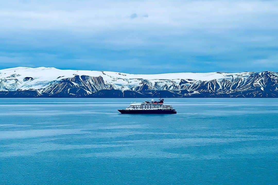 ジョエル・ムーアさんのインスタグラム写真 - (ジョエル・ムーアInstagram)「Our journey to Antarctica was like nothing I've ever experienced in life. The community of scientists, politicians, activists, philanthropists and media reps were all there for one common goal: longevity for this continent and our planet. I'm so inspired by everyone fighting so hard to create bipartisan legislation and impact measures to push a unified agenda for clean energy and climate positivity. Thank you to @walkingsofter for an incredible adventure, we're all inspired by your leadership. 🙏  #Antarctica #Travel #cleanenergy」3月1日 1時11分 - joeldavidmoore