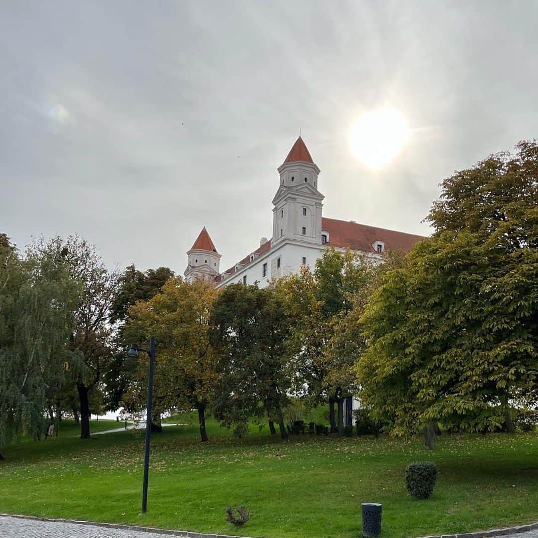 ひなたのインスタグラム：「夏に行ったスロバキアの首都ブラチスラヴァのブラチスラヴァ城の写真📸 ブラチスラヴァはそこまで観光名所がない都市だから人が多すぎなくてのんびりしてて良かった🙆‍♀️  #slovakia #bratislava」