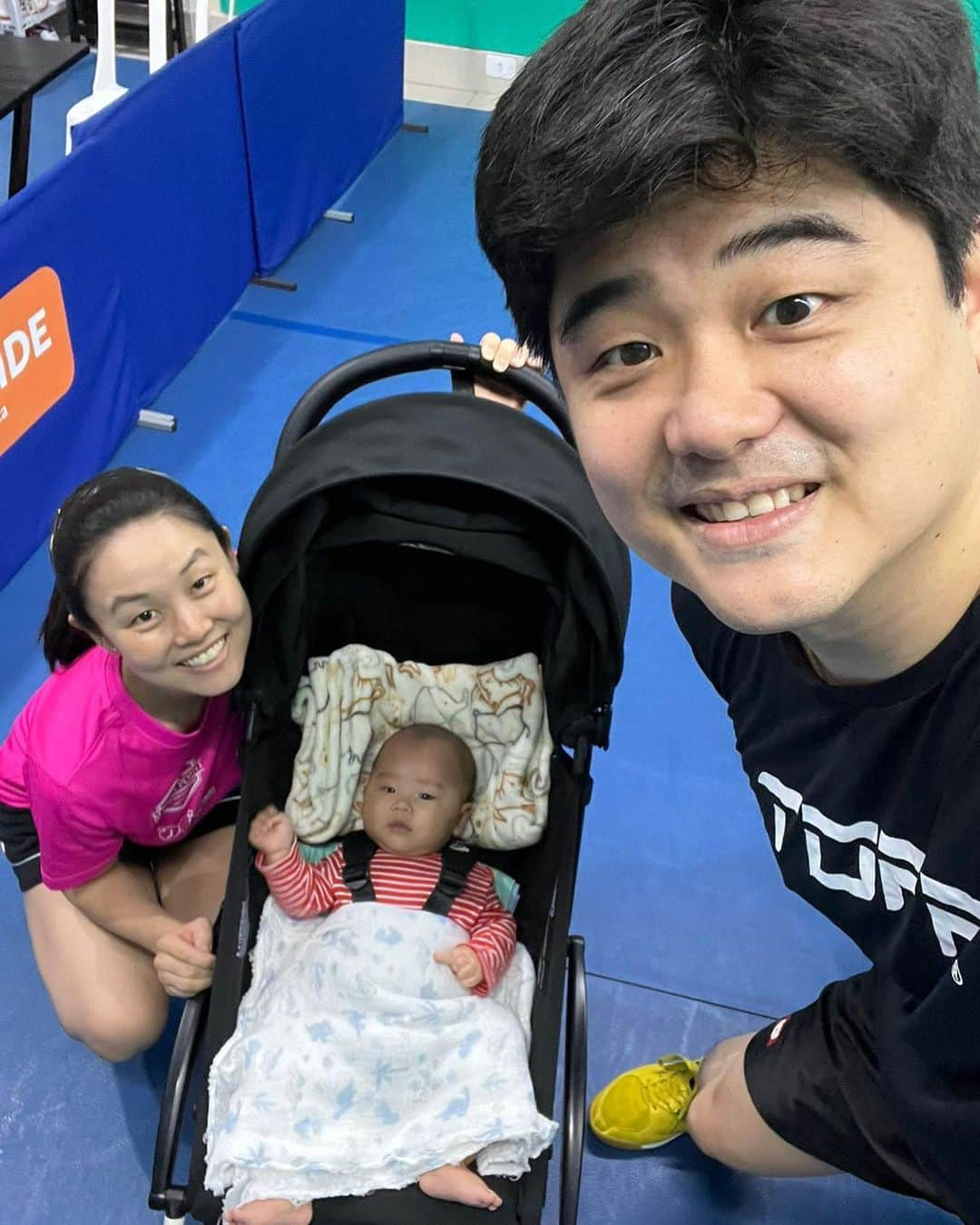 ジェシカ・ヤマダのインスタグラム：「Só pra registrar que o treino hoje foi em família 👨‍👩‍👦❤️🏓 só faltou o Kobe 🐶💙」