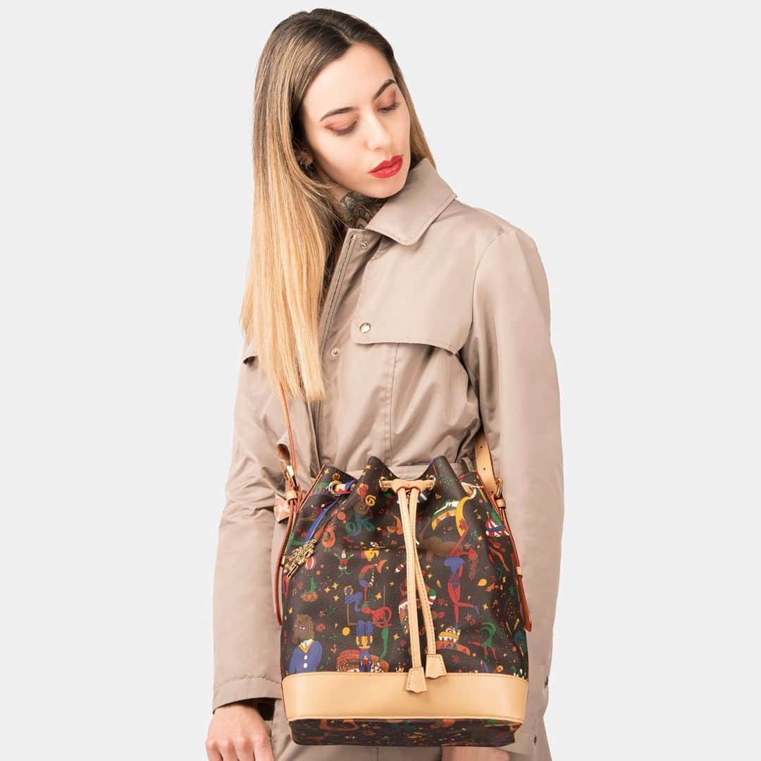 ピエログイディのインスタグラム：「Piero Guidi “Angeli del Nostro Tempo” – Collezione Magic Circus borsa a secchiello “Sofia”. Realizzata con lavorazione a “selleria”, in cuoio pregiato e tessuto goffrato stampato in 13 colori con il disegno di un circo magico. Per Lucia – Digita marketing manager- @lucialudovicalupini dipinta nel suo spirito innovativo come le nostre idee, la nostra creatività #PieroGuidi Magic Circus “la Fantasia non muore mai”   #MagicCircus #Pgcreativefactory #loveitaly」