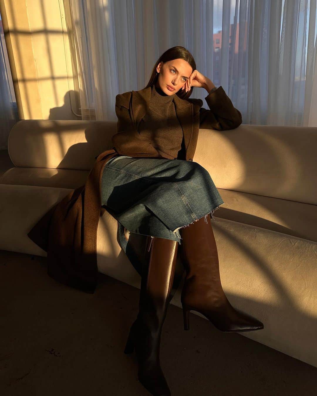 ブレッヒェ・ハイネンのインスタグラム：「Very into brown lately 🤎」
