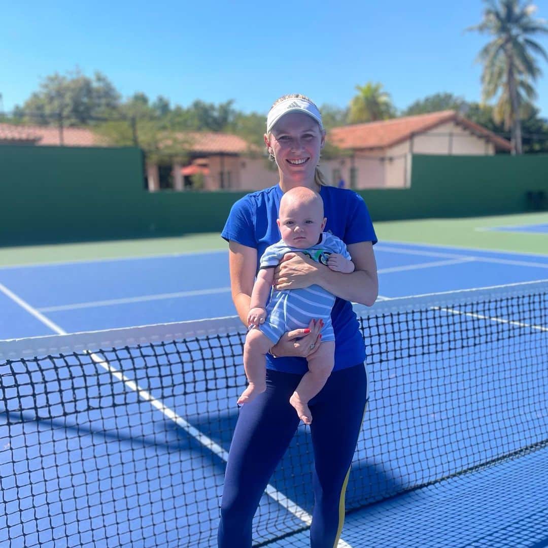 CarolineWozniackiのインスタグラム：「One of us is very serious about their tennis! 🎾😜」