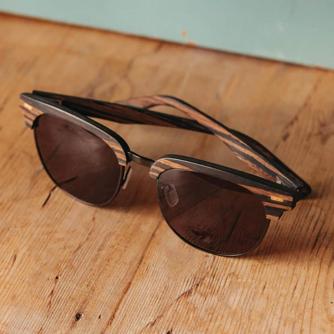 シュウッドのインスタグラム：「The Eugene in Striped Ebony offers intricate details and thoughtful craftsmanship in every pair (of which no two are exactly the same!) Check out them details 🔍 #WoodSunglasses #ExperimentalEyewear #ExperimentWithNature #portlandoregon」