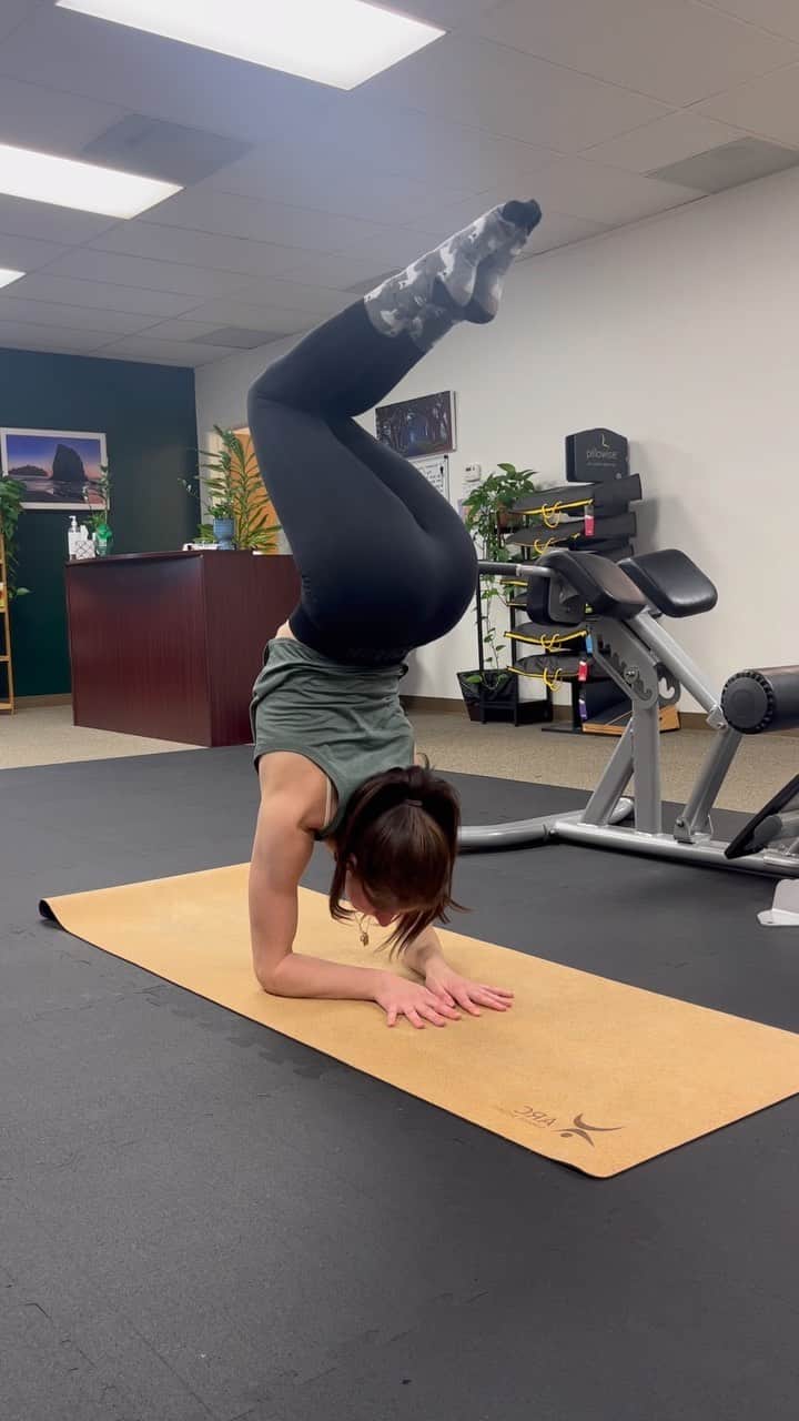 Elliana Shayna Pogrebinskyのインスタグラム：「How I warm up for my elbowstands 🌟 With chronic back pain, it’s so important for me to warm-up my back before I do my elbowstands so I can continue to do them for as long as possible! If you’re thinking to try some elbowstands, give these exercises a go!   Segmented spinal waves 2x3 to get the spine activated Rotating bridges 2x10 with active bridge hold after」
