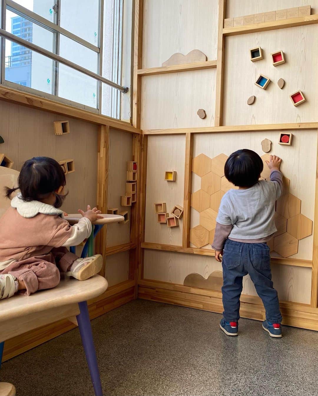 野口綾子さんのインスタグラム写真 - (野口綾子Instagram)「#東京おもちゃ美術館   みほちゃんと息子くんと行ってきました  木のおもちゃの温もりって良いですよね 体を動かせるエリアから座って遊べるエリアまで幅広くあって楽しかったです  学芸員の方が沢山おられてサポートしてくださり、１人で1歳と3歳連れで私的にはバタバタでしたが子供達はすっごく楽しそうでした  おままごとのセットがスタジオみたいで可愛かった〜  #おもちゃ美術館 #木のおもちゃ #曙橋 #1歳女の子 #3歳男の子 #2歳差兄妹 #2歳差育児 #赤ちゃんのいる生活 #子供のいる暮らし #お友達」3月1日 2時39分 - ayako__n