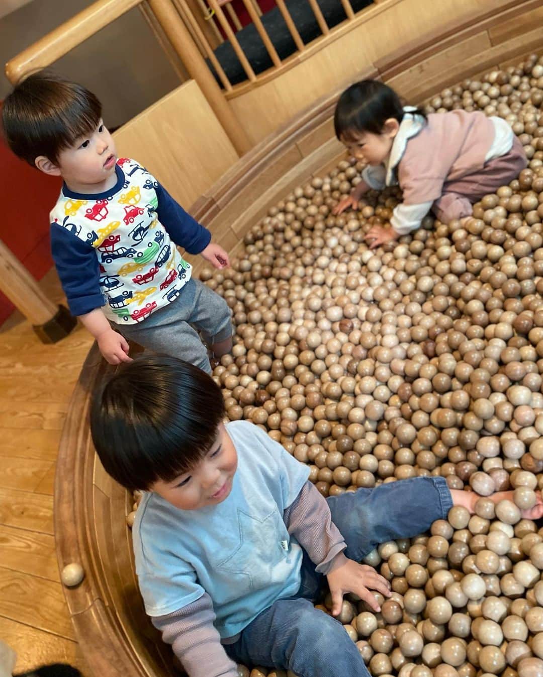 野口綾子さんのインスタグラム写真 - (野口綾子Instagram)「#東京おもちゃ美術館   みほちゃんと息子くんと行ってきました  木のおもちゃの温もりって良いですよね 体を動かせるエリアから座って遊べるエリアまで幅広くあって楽しかったです  学芸員の方が沢山おられてサポートしてくださり、１人で1歳と3歳連れで私的にはバタバタでしたが子供達はすっごく楽しそうでした  おままごとのセットがスタジオみたいで可愛かった〜  #おもちゃ美術館 #木のおもちゃ #曙橋 #1歳女の子 #3歳男の子 #2歳差兄妹 #2歳差育児 #赤ちゃんのいる生活 #子供のいる暮らし #お友達」3月1日 2時39分 - ayako__n