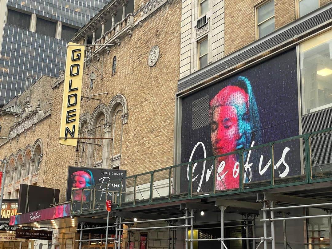 ジョディー・カマーのインスタグラム：「“Your faces. Your stories. Your Broadway”   How beautiful is this idea?  This action.  This message!   Thank you to every single person who sent in their image and story, there you are up on Broadway! Thank you all for continuing to be a part of this community and for supporting our play.   @jrbierman you’re a constant reminder as to what originality and integrity looks like. You’re motivated by matters of the heart and because of that, magic like this happens.   More info in the link in my bio. X」