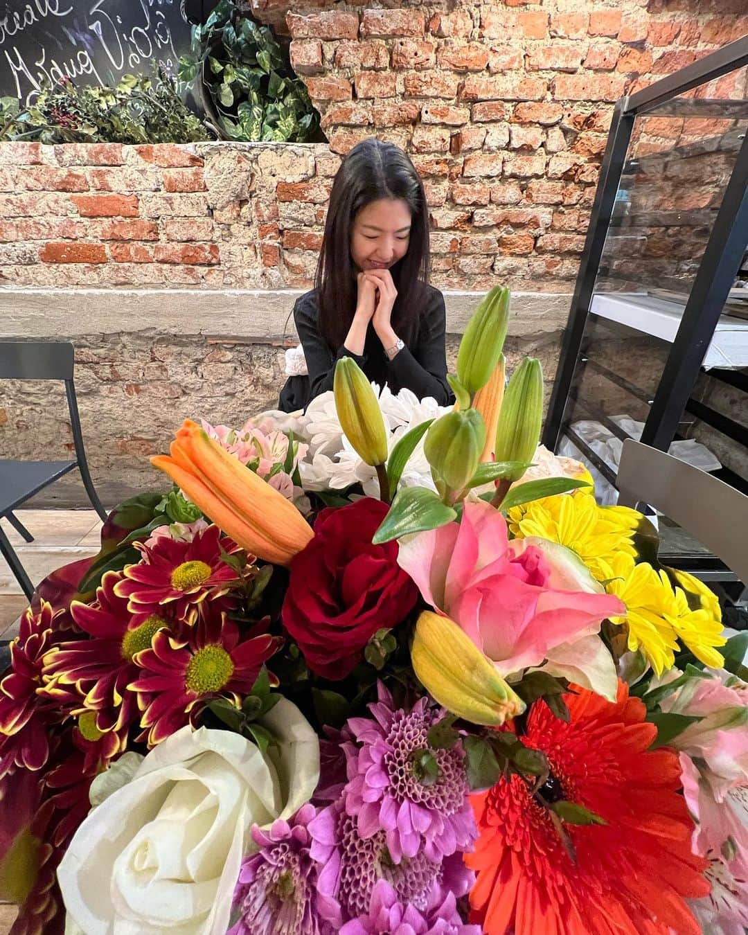 レンナ（RENNA）さんのインスタグラム写真 - (レンナ（RENNA）Instagram)「💐💕💕 　 28.2.2023  大すきなまきちゃんが @makii1207  お誕生日のお祝いに 花束をプレゼントしてくれました🥹💓💓 カラフルでミラノっぽい とっても素敵な花束💐 ありがとぅぅぅう🫶💕💕🥰  花束を持ってルンルンでミラノの街を闊歩しました☺️❣️ だいたいミラノの店員さんが 僕に花束を？ありがとう〜ってノリで 話しかけてくる😂笑 関西ノリのそんなミラノがすき🇮🇹❤️ 　  #milano  #birthday  #grazie  #flowers  #fiore  #bouquet  #チャオれんな通信」3月1日 2時57分 - renna_tkmr