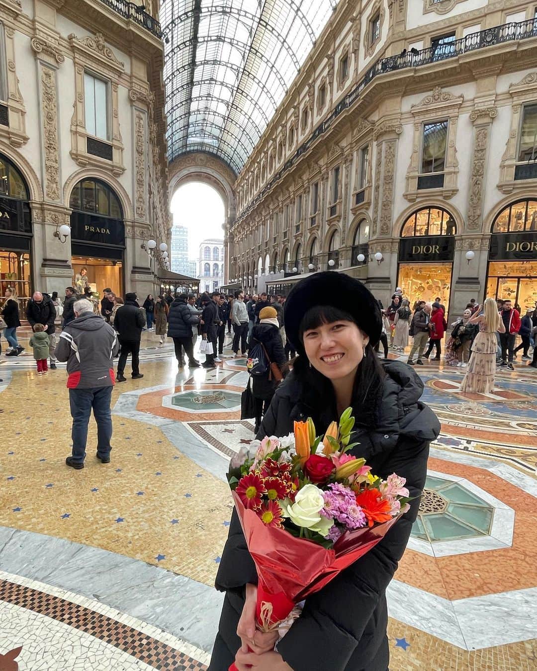 レンナ（RENNA）さんのインスタグラム写真 - (レンナ（RENNA）Instagram)「💐💕💕 　 28.2.2023  大すきなまきちゃんが @makii1207  お誕生日のお祝いに 花束をプレゼントしてくれました🥹💓💓 カラフルでミラノっぽい とっても素敵な花束💐 ありがとぅぅぅう🫶💕💕🥰  花束を持ってルンルンでミラノの街を闊歩しました☺️❣️ だいたいミラノの店員さんが 僕に花束を？ありがとう〜ってノリで 話しかけてくる😂笑 関西ノリのそんなミラノがすき🇮🇹❤️ 　  #milano  #birthday  #grazie  #flowers  #fiore  #bouquet  #チャオれんな通信」3月1日 2時57分 - renna_tkmr