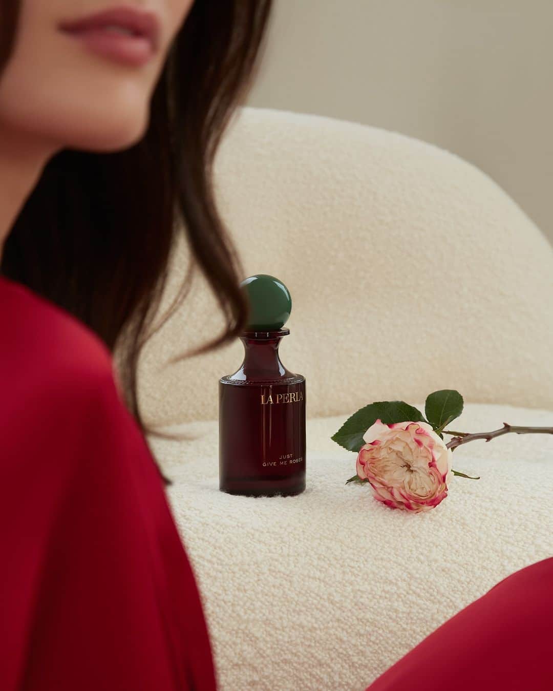 LA PERLAのインスタグラム：「Pair the iconic Maison silk pyjama with the irresistible scent of the Just Give Me Roses Eau De Parfum by @beauty.by.laperla.  #LaPerla #LaPerlaBeauty」