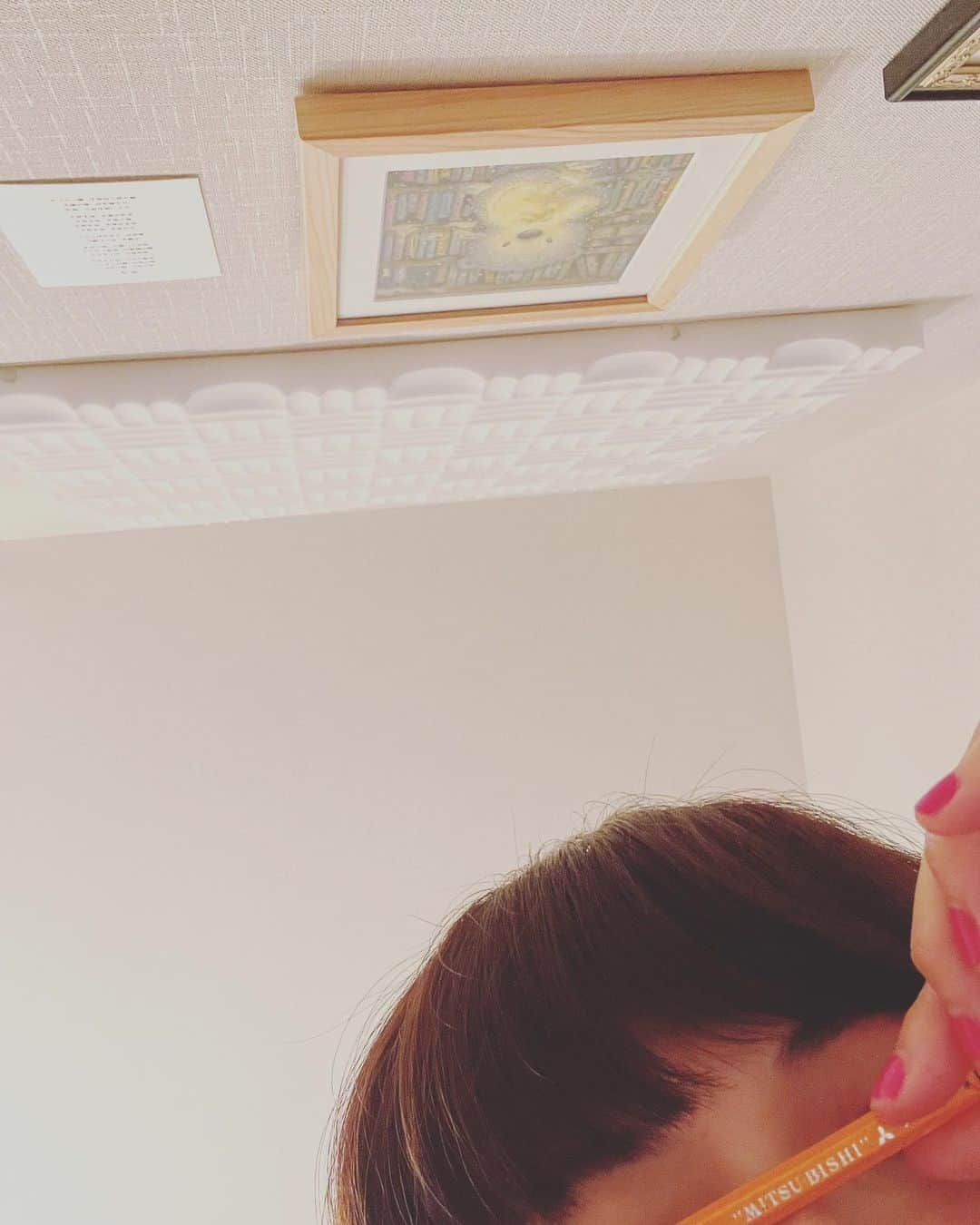 熊木杏里のインスタグラム：「紙と鉛筆、時々ピアノ  #曲作り」