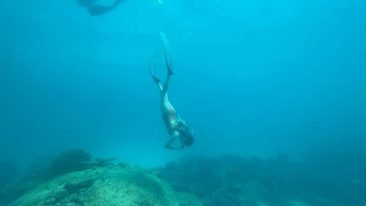 イェウン のインスタグラム：「First dive in the ocean 😂🐠 #thailand #freediving」