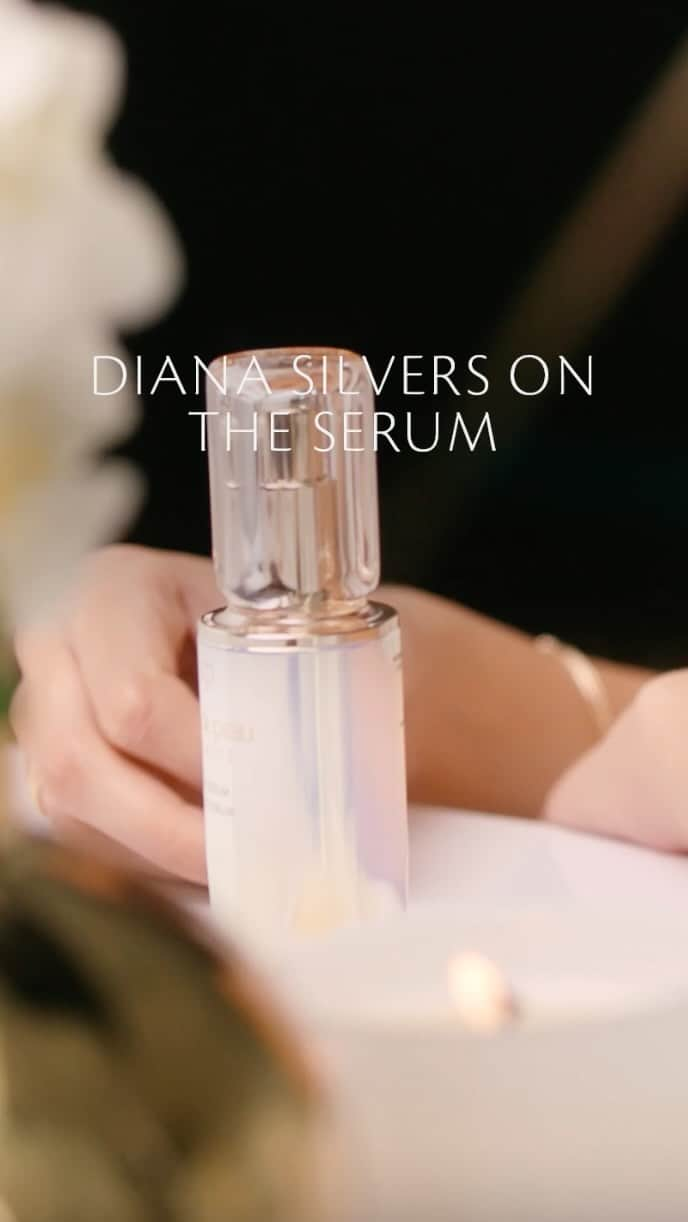 ダイアナ・シルバーズのインスタグラム：「“It’s just like next-level science and next-level skincare.”  Calling it her “little accelerator”, @DianaSilverss can’t get enough of the dewy, silky texture of #TheSerum. Used morning and night, this star product is the essential first step in our #KeyRadianceCare regimen. It instantly gives skin a visibly plumped look while amplifying the rest of your skincare routine ✨.  「先進のサイ エン スで肌を 輝かせる、そんな次世代スキンケアです。」と語る ダイアナ・シルバーズさん（@DianaSilverss）。  クレ・ド・ポー ボーテ #キーラ ディアンスケア のアイ テムとして欠かせないクレ・ド・ポー ボーテ #ルセラム （医薬部外品）は、スキン ケアの最初のステップ に使用する と、ふっくらやわらかな肌に導きます。」