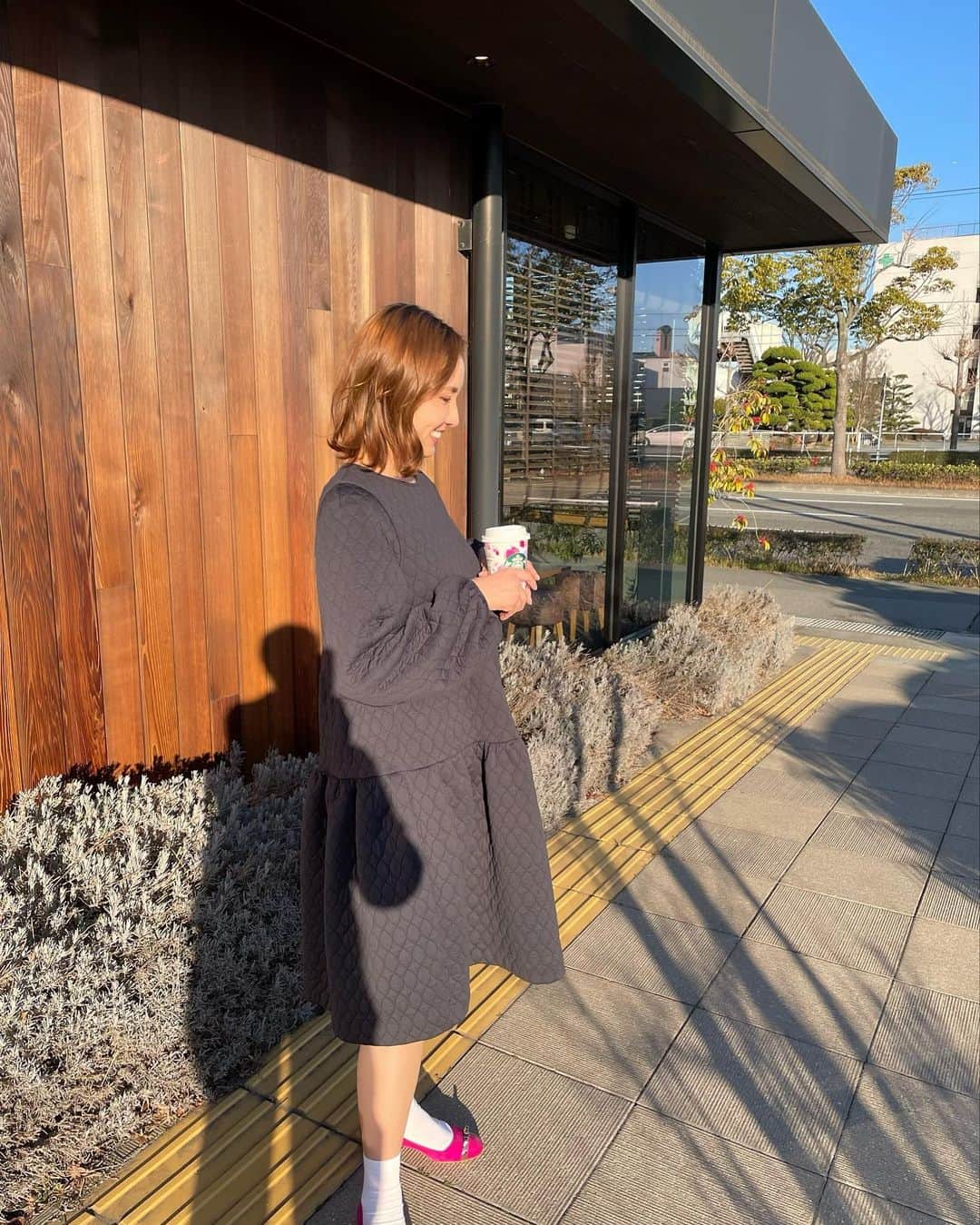 摩耶裕のインスタグラム：「. . もうすっかり春らしくなってきましたね🌷 日も少しずつ長くなってきて嬉しいです☺️  皆さんの最近はいかがですか？😌✨  #3月  #母の影 #影出演 笑」