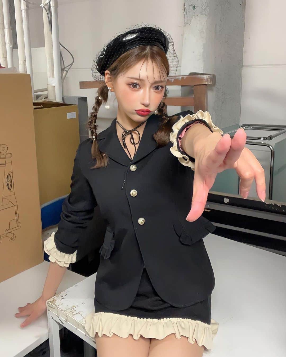 明日花キララのインスタグラム：「大阪イベント 寒い中足を運んでくださり楽しい時間をありがとうございました👼🏻 この日はお洋服に合わせて @petalo.official 5番のスパイシーブラウン重ね塗りして3番のプリマレッドを真ん中ちょんしました💄 よーく見ると髪の毛にはお星さまが付いてます★✰★ 髪の毛長いの久しぶりでヘアアレンジ出来るの嬉しい🎀」