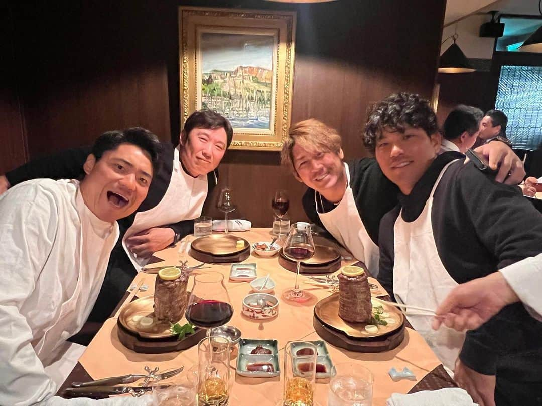 中村悠平さんのインスタグラム写真 - (中村悠平Instagram)「昨日は捕手会でした！ 色んな話が出来て、お肉も最高で素晴らしいひとときでした😋 また、今日から頑張ります⚾️  #村田善則コーチ  #甲斐拓也 選手 #大城卓三 選手」3月1日 12時47分 - mu__cho27