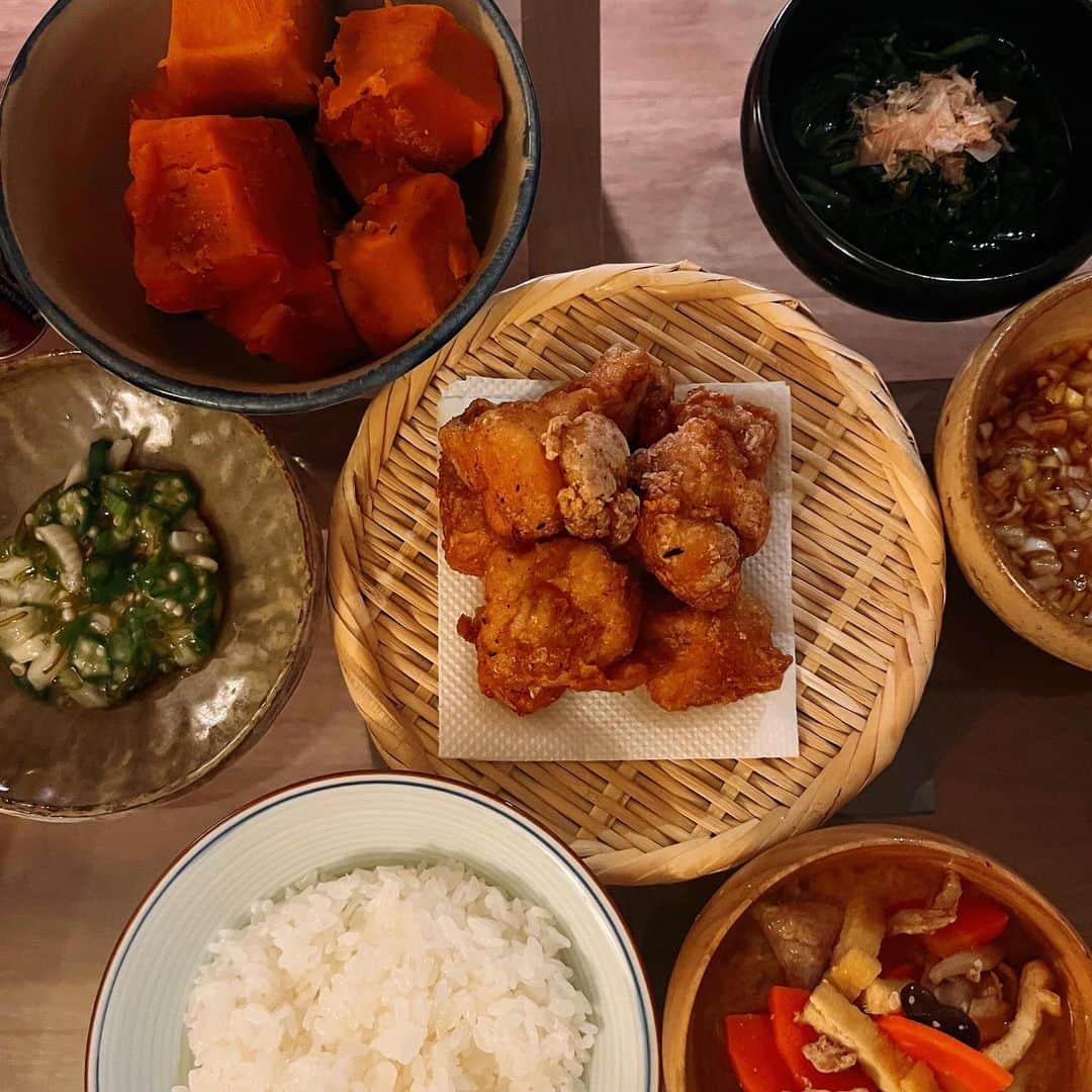飯島望未のインスタグラム：「@slcreations_official さんの 食材で唐揚げ、かぼちゃの煮物、モロヘイヤのお浸し、 そして豚汁作りました。   使用したのは鶏胸肉、冷凍モロヘイヤ、冷凍かぼちゃ、豚バラ。 唐揚げ用にネギだれも作りました。 いつも安全で美味しい食材を ありがとうございます🥩🥦🍴 オーガニック、無添加👌🏼」