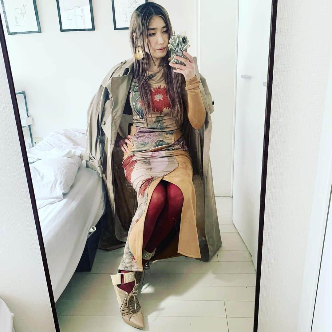 のインスタグラム：「猫さんの通院の後の私の通院。もう3月だからトレンチ解禁しちゃっていいよね！？ トレンチコート　#rito 花柄セットアップ　#謎の海外通販 でかいピアス　#mamekurogouchi  ヒールスニーカー　#fentyxpuma  #ootd」