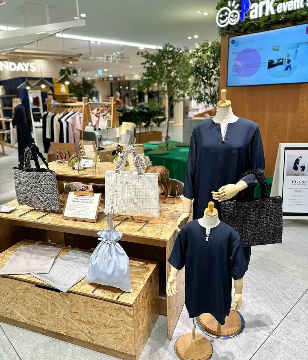 花田浩菜のインスタグラム：「阪神梅田本店にて @fraise___shop 関西初のPOPUPが 昨日2/28で終了いたしました。 足を運んでくださいました皆様、また、お声かけくださいました阪神梅田本店のご担当者様、バイヤー様、 毎日店頭に立ってくださった関西店頭スタッフの皆様、PRの @yoiko0517 。 期間中ついてきてくれた子供たちや家族、そして母。本当に本当に、感謝の気持ちでいっぱいです😢 改めてありがとうございました。 . . 今回、初めてのPOPUPが まさかの関東&関西同時！ どちらも本当に大きな有名百貨店様で、お声がけいただいた昨年夏〜秋は もがいてもがいていた時で。 仲間として加わってくれる人がFraiseにどんどん増えてきた、そんな時期。 そんな時期に続々とFraiseに有難いお声がけをいただいたこと、 夢を見ているかのような気持ちもありつつ、また裏腹に正直、不安でいっぱいでもありました。 POPUP前日は、本当に不安で吐きそうでした🤣笑 終わった今はとにかく無事に終えられたことにホッとしており、周りへの感謝、とにかくこの一言です。 . . . 今回のPOPUPを通して、本当にまだまだなことも多い中、 実際のリアルな場でのお声をいただく貴重な経験をさせて頂きました。 1年10ヶ月前、立ち上げてまだ１人にも知られていなかった小さなブランド。 自分が思い描いたお洋服を、 実際に手に取ってお召しくださる方を自分の目で初めて見た、1年10ヶ月後。 いまだに不思議な、感動とも感謝ともまた違う、31年間生きてきて初めての感覚でした😢 女性、ママ、、、社会ではそんな立場なだけで非常に弱い存在に見られがちなことも多々あるし、 立ち上げ当初からお取引すらさせていただけない、そんなことも当たり前で。 でも今回、性別年齢環境関係なく、 行動することでのみ、自分以外の誰かに何かプラスの影響が働く、という瞬間を このPOPUPでは目に見えて感じた瞬間をいただけた、貴重な機会であったと感じています。 . . POPUPでは全く満足とは程遠すぎて、 まだまだスタート地点にもいるのかいないのか、、な立ち位置ということも 周りの素敵な素敵なブランド様と並びながら改めて感じており、 そんな私や私たちがやるべきことはただ一つで。 自分の生きてきた、感じてきたリアルな経験をもとに、 今回いただいたたくさんのお客様の声を交えて、 圧倒的にママの気持ちに寄り添った、毎日の育児や暮らしにプラスαとなる、 小さくてもいいから「絶対的な裏切らない何か」を提供できるブランドであること。 出生率が過去最低という今でも、毎日子供は産まれ続けている。 ママって幸せなこともたくさんだけど、保育園に入りづらいし、働くのだって大変だし、 都会にいればベビーカーで移動しているだけでなんだか申し訳ない気持ちにさせられるし、 なんなら生きてるだけで精一杯（私の場合😂笑） 無事にみんなの命を守れて１日を終えられる、もうそれだけで凄いこと👍 . そんなママにとって、「お洋服が可愛い」とか、「わぁ、これ便利〜！！」っていう 小さくてもそんなプラスαな気持ちになれる味方なサービスがあってくれることで、きっと毎日の幸福度が変わるはず。 そんな同じ目線でよりよいサービスを考え、商品や想いをお届けできるよう、 また今日から、そんな信頼できるブランドに近づいていけたらなと思っています。 毎日の自分の暮らしもHAPPYでいれるように、 育児に仕事に奮闘できることに、改めて感謝させて頂きます🙏 . . . #Fraise #popup #阪神梅田本店 #ママコーデ #授乳服 #卒入園コーデ #卒園コーデ #入園式コーデ #授乳ワンピース #入学式コーデ #卒業式コーデ #親子リンクコーデ #おやこーで #家族コーデ #リンクコーデ #ワーママ #男の子ママ #女の子ママ #2歳差育児 #兄妹ママ」