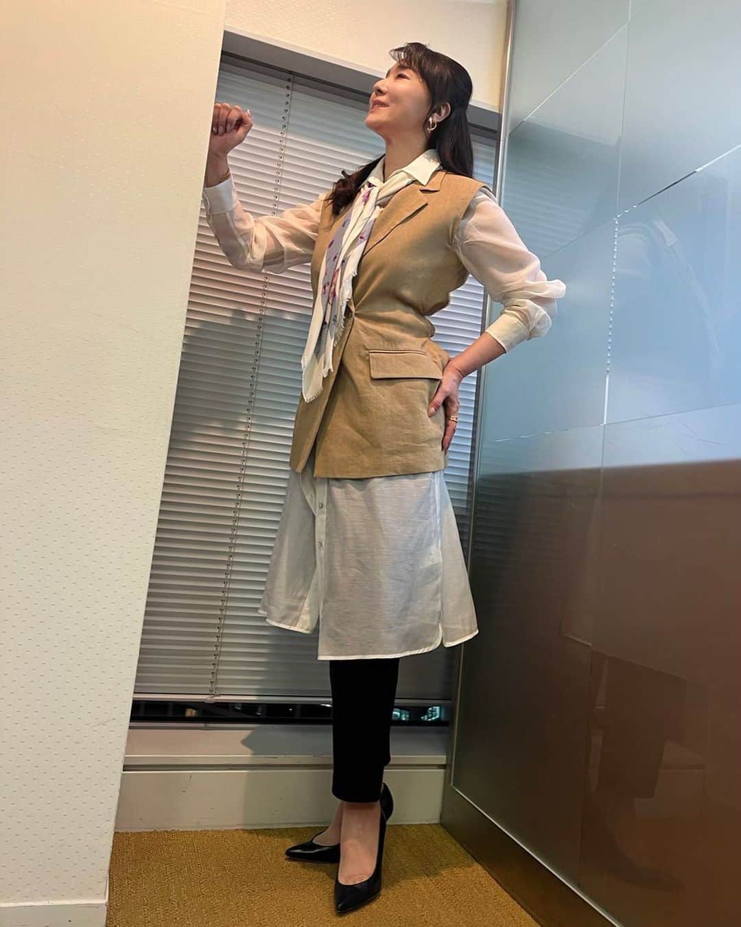 浅野ゆう子のインスタグラム：「今夜  日本テレビで放送になります  【上田と女が吠える夜】  衣装とジュエリーは  @marella_japan  さん  @unoaerre_japan  さん  素敵です〜❤️ いつもありがとうございます❤️  そして❗️ スタイリストのKyokoさん❣️  いつも素敵なスタイリングをありがとうございます　^_^  #日本テレビ #上田と女が吠える夜 #お洋服　は #marella さん #ジュエリー　は #unoaerre さん #ありがとうございます」
