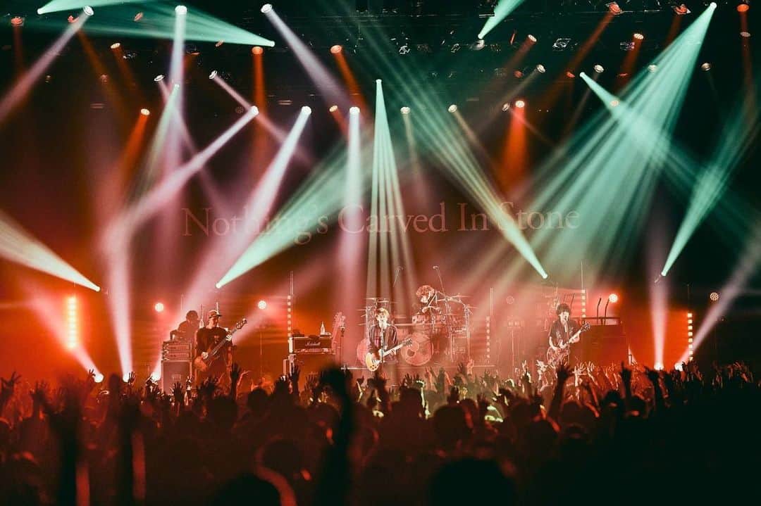 のインスタグラム：「BEGINNING 2023が終了しました。 本当に久々、3年振りにステージに届いてきた歓声にこんなにも心が動かされるものなのかと、改めてライブの楽しさ、素晴らしさを感じる事の出来たライブでした。 そしてその日が、バンド結成初ライブをしてからちょうど14年後の同じ日という事にも意味があったのかなと思います。 参加してくれた皆さん本当にありがとう、素晴らしい1日になりました。  そして俺はこれから始まるエルレのツアーのリハに既に戻っているんだけど、もちろんこのままナッシングス15年目を終えるなんて事はなく、みんなが待ち望んでくれているであろうステージ、ライブをしていこうと色々準備をしているので待っていてください。 Photo by @ryotarokawashima_rcn」