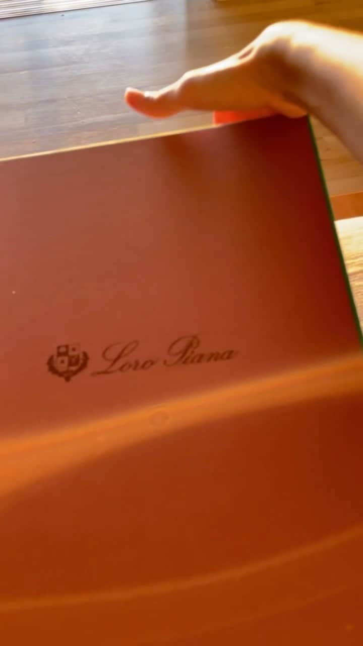 長谷川潤のインスタグラム：「ロロ•ピアーナ「ベイル」という新作バッグが我が家に届きました。 シンプル、エレガント、タイムレス。 まさに私のタイプなバッグ❤️  The new Loro Piana Bale bag… Simple, elegant, and timeless.  Precisely my type of bag 🥰  @loropiana #LoroPiana #BaleBag」