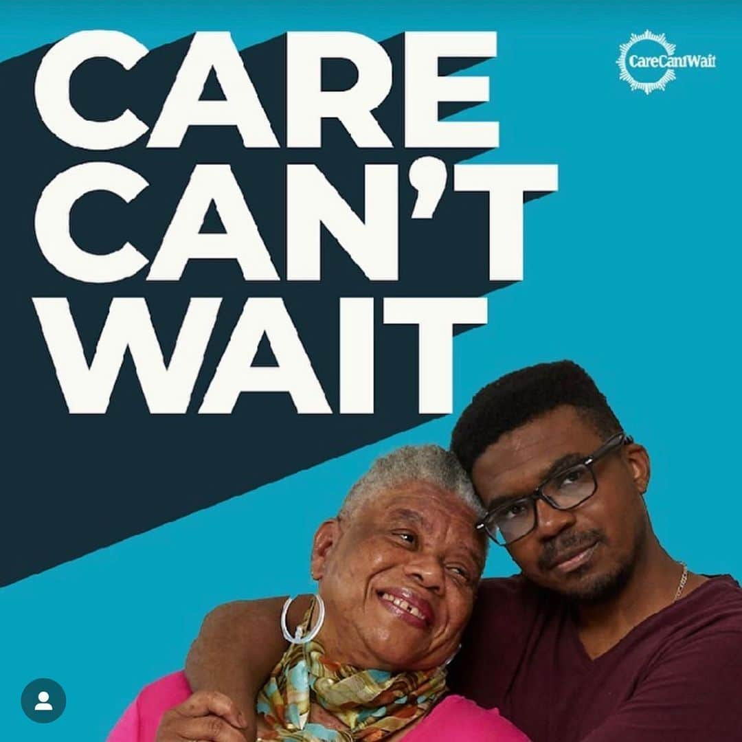 サラ・ラファティのインスタグラム：「Care is universal. We all need to be cared for or care for someone else at some point in our lives. People shouldn’t have to choose between buying groceries or paying for the care they need. The cost of care is way too high and most people in the U.S. are left with impossible choices everyday. That’s why I’m standing with the tens of thousands of people who are demanding better care policies so that care workers, family caregivers, older adults, and people with disabilities aren’t left behind. You can join us, too. We’re making 2023 the #YearOfCare. Go to the link in @caringacrossgen bio to tell Congress that #CareCantWait.」