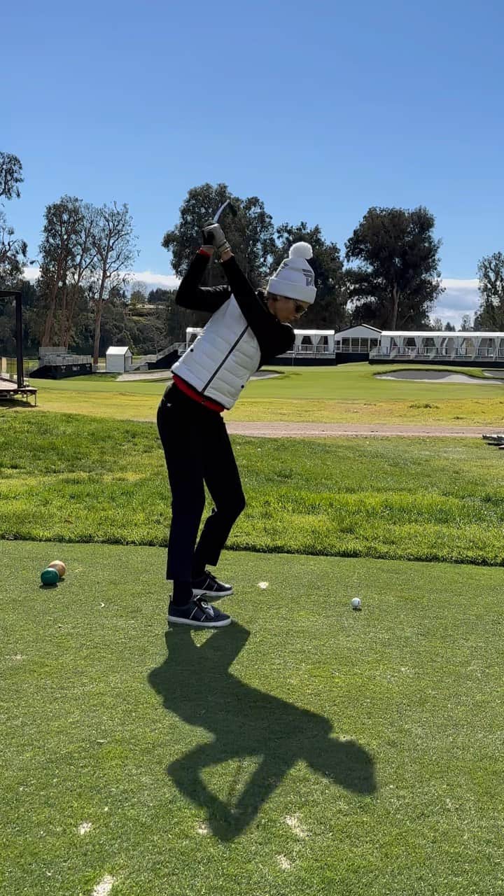 アンナ・ローソンのインスタグラム：「@pxg #gen5 7 iron 🖤#pxgapparel」