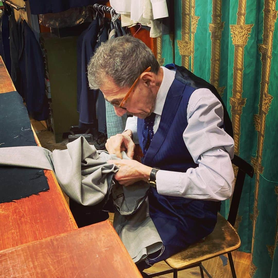 サー トム ベイカーのインスタグラム：「My good friend Paul K.  hard at work . A wonderful tailor and artist , a true gent , an immaculate dresser and one of the hardest working men in the trade ( after me , that is 😝) I love the culture of tailoring and the great camaraderie that exists among the genuine ones ( willingly sharing ideas, tricks  and solutions ) and not the “ ideas thieves “! That type doesn’t get a look in - you can smell them a mile off !」