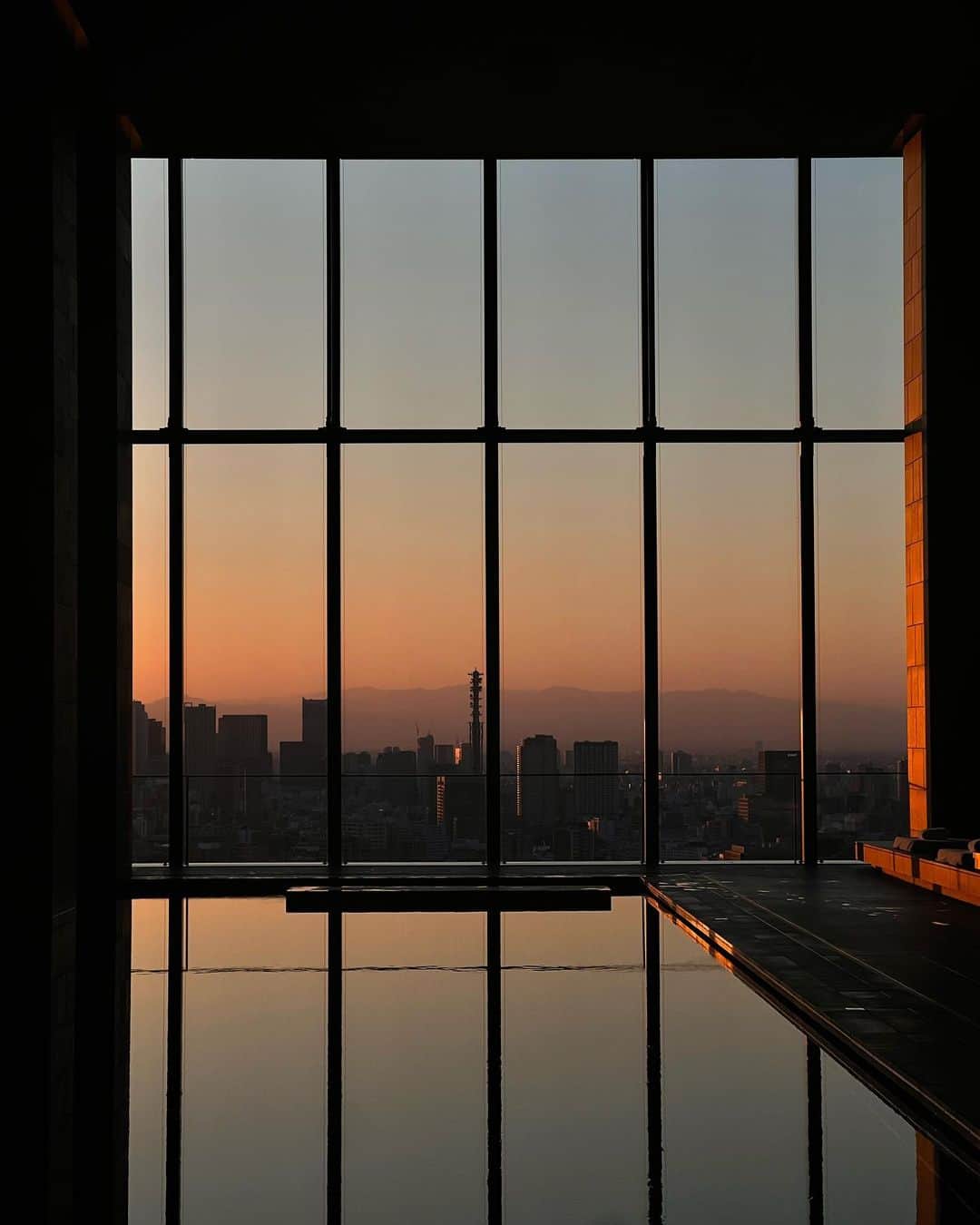 アレクサ・ロジーのインスタグラム：「1. best swim of my life  2. one of my favorite outfits ever  3. best sushi of my life  4. best bath of my life 5. snowy mount fuji 6. a street of the locals  7. love trying my favorite chains around the world  8. @alisaueno showing me the local spots  9. a kind welcome  10. vending machine ramen」