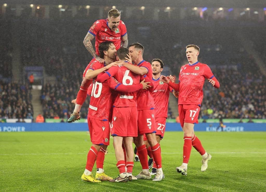 サム・ギャラガーさんのインスタグラム写真 - (サム・ギャラガーInstagram)「What a night to make my 200th @rovers appearance. So proud to be a part of this amazing club 💙 That away end was bouncing👏🏼」3月1日 7時38分 - sam9allagher