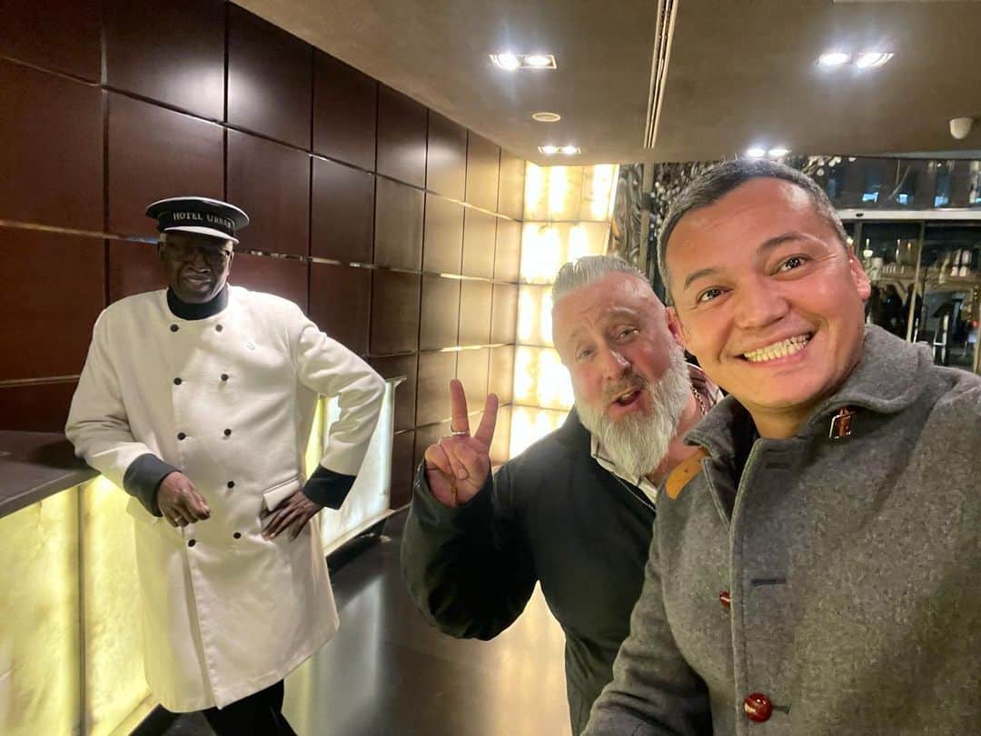 三好ジェームスのインスタグラム：「ホテルのチェックイン待ちで陽気な方とおしゃべり😁  テンション高すぎて圧倒された😂  そしてホテルマンカッコ良すぎ  #madrid  #マドリード #spain  #🇪🇸 #スペイン  #urbanhotel  #urbanhotelmadrid」