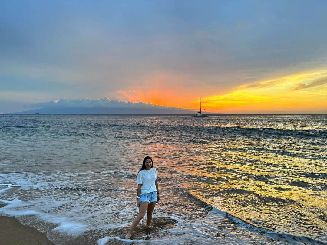 マリッサ・キャステリのインスタグラム：「Missing this sunset 🌺」