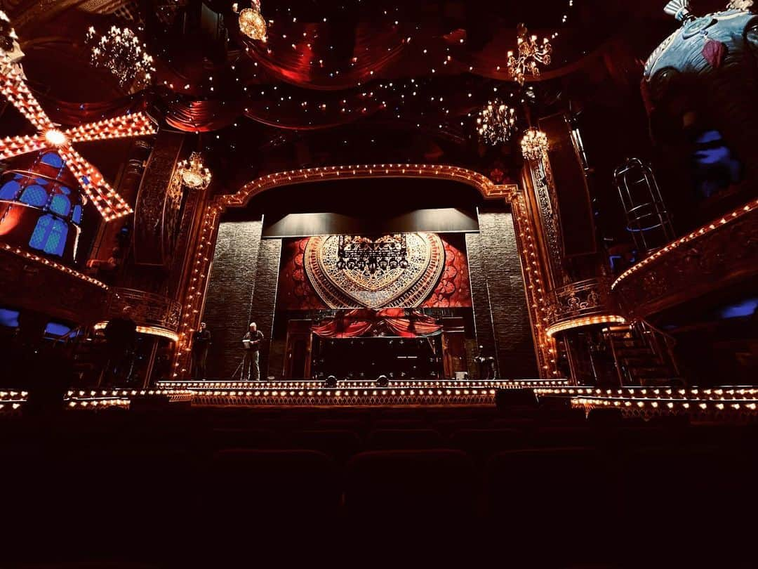 アーロン・トヴェイトのインスタグラム：「Halftime.  6 more weeks at the Rouge’.   Halfway through my time back here. Thank you to all the incredible audiences, and all the amazing artists and technicians that make up this @moulinrougebway company - onstage and backstage at the Hirschfeld.   Here we go for the second half!」