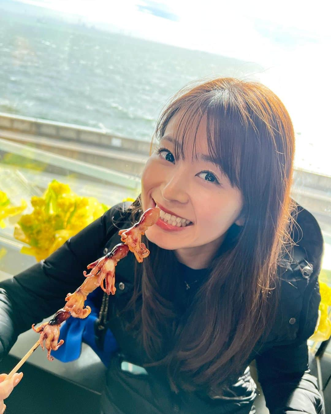 大家彩香さんのインスタグラム写真 - (大家彩香Instagram)「スイーツも好きですが こういうおつまみみたいな物も 大好きです❤️  ひろーい海を背景に おやつタイム😊🌸 先日のお休みに、タコを食べました🐙💕  #札幌テレビ #stv #どさんこワイド朝 #大家彩香 #女子アナ #北海道 #休日 #おつまみ #おやつ #たこ料理」3月1日 8時20分 - ayaka_oie_official