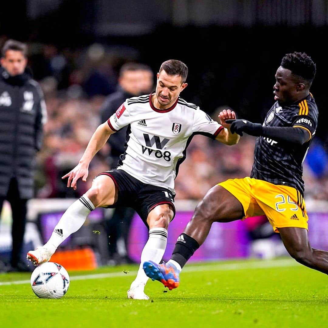 のインスタグラム：「Great team effort tonight at the Cottage 💪🏻 Very happy to move on to the Quarter-Finals of the FA Cup 🙌🏻 COYW ⚪⚫  #FFC #Fulham #EmiratesFACup」