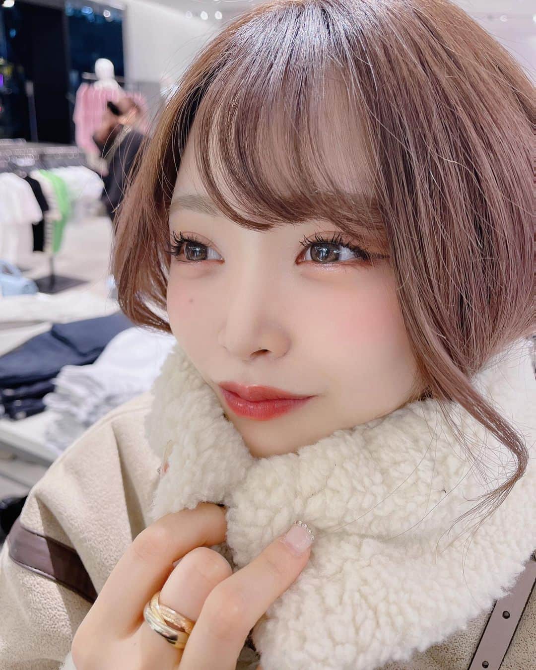 鳥海絢菜のインスタグラム：「・ 髪の毛何もしてない日はアウターにしまうのが楽ちん🤭 ・ ・ ・ ・ ・ ・ #idol #shopping #korea #zara #makeup #hair #selfie #カラコン #メイク #アイドル #韓国 #ファッション #韓国ファッション #tiktok #コスメ #いいね返し」