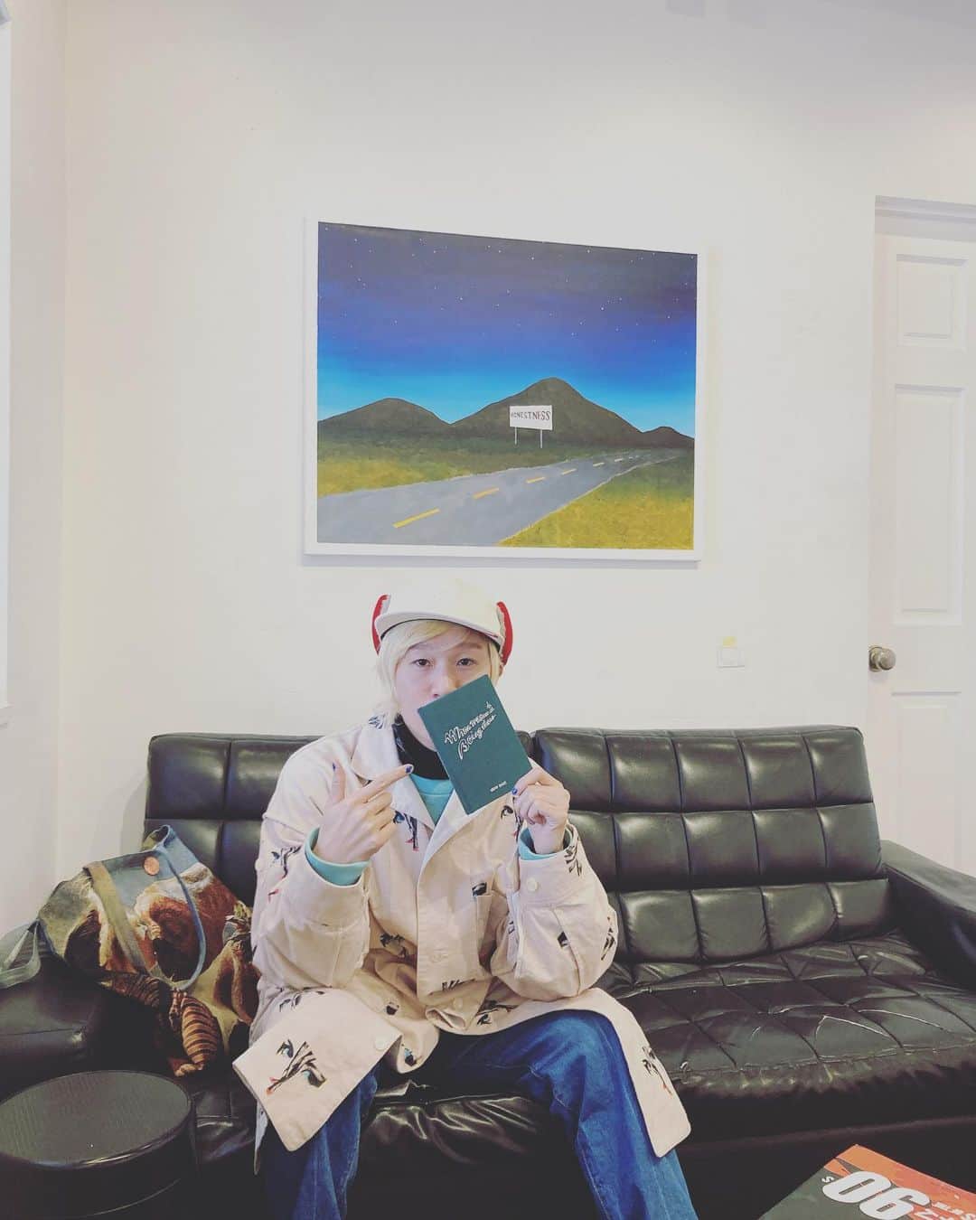 山田義孝のインスタグラム：「✍🏻✍🏻✍🏻 上野くんの個展へ。 空間も含めてとても素敵だった。 自分の作品集早く作りたいな。 個展やりたいな。 今年中に全部やりたいなぁ。 @ueno1010」
