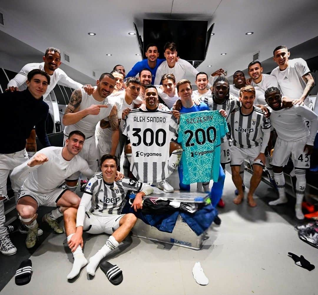 ヴォイチェフ・シュチェスニーのインスタグラム：「This derby is always a special game for us, but today it was even more special. Thank you for all the support over my 2️⃣0️⃣0️⃣ appearances for this club🙏 Turin is ⚪️⚫️! @juventus   #ForzaJuve #JuveToro #finoallafine #200」