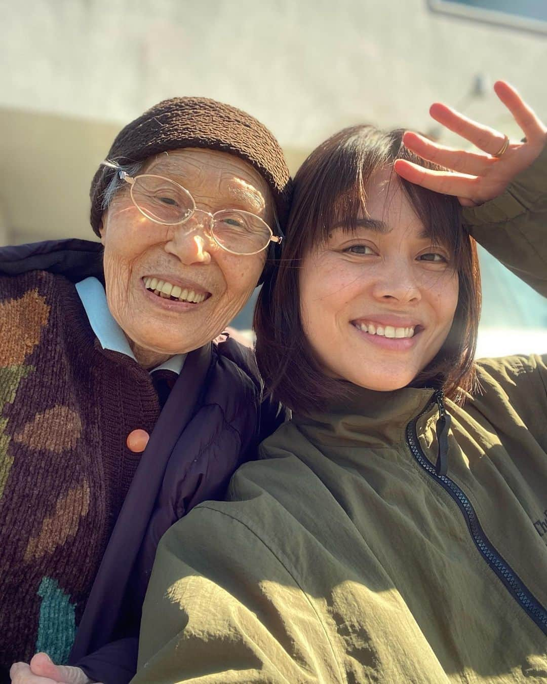 林えみりのインスタグラム：「かなしみの数を、言い尽くすより  同じくちびるで　そっとうたおう💐」