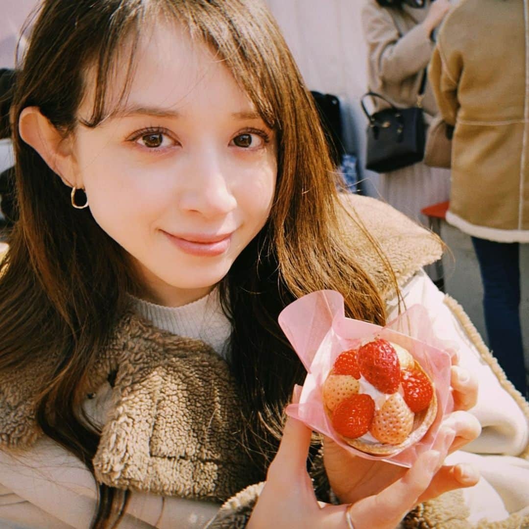 ロジャース里奈さんのインスタグラム写真 - (ロジャース里奈Instagram)「. 赤レンガのいちごフェス 初めて行ったよー🫣🍓 . . あれもこれも食べたくなる イベントでした🍓🍓 . . #赤レンガ倉庫  #🍓 #いちごフェスティバル」3月1日 9時25分 - rina_rogers613