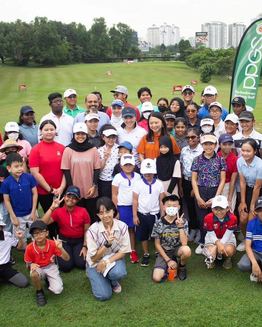 ケリー・タンさんのインスタグラム写真 - (ケリー・タンInstagram)「Doing what I love, what I’m passionate about! So overwhelming to see all the kids and parents’s interest yesterday in GOLF! I believe that I’m here to pave the path and I’m so great to be able to share my journey with all of you. Thank you YB @hannahyeoh for making this happen 💪  • • • #JuniorClinic #UpCloseWithKelly #Malaysia #StrongerTogether #FutureOfTheGame #LoveWhatIDo #Grateful #NotForMeButForYou」3月1日 9時28分 - kellytan33