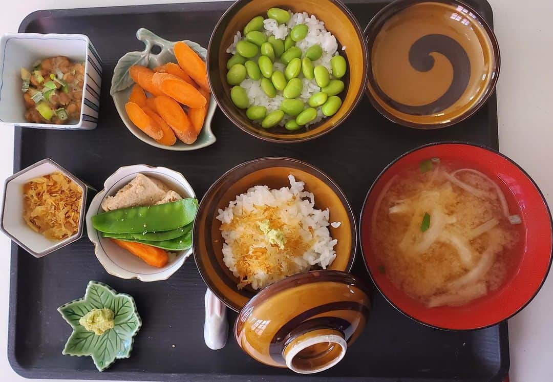桃井かおりさんのインスタグラム写真 - (桃井かおりInstagram)「ご飯炊いて鰹節と新鮮わさびだけで！と思ったんだがついでに枝豆ご飯と、納豆、と、おっとっとと、と付け加えてしまうのが家ご飯のイケナイとこ。とこ。#かおり飯」3月1日 9時34分 - kaori_momoi