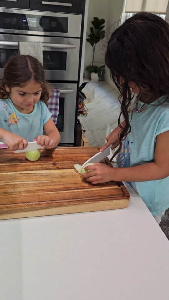 のインスタグラム：「Quién mas llora al cortar cebolla? Las princesas insistieron en cortar la cebolla, les dije que no pero ellas dicen que ya saben cortar y que si querían. Isabella en YouTube había visto un video donde una niña se ponía pan en la boca para no llorar y buscaron los King Hawaiian pero Alaia se lo comió de una jajajaja e Isabella si se quedo con la mitad en la boca. Bueno comenzó el video y Alaia huele la cebolla como ustedes pueden ver, ahí mismo comenzaron las lágrimas y se tocó los ojos con las manos y pues tenía cebolla en ellas. No pude grabar más, me toco salir corriendo a lavar sus ojos y manos, además de consentirla.  Regreso a ver a Isabella y ella regia cortando la cebolla con su pan en la boca, en eso le entró la picason en la nariz y es cuando se baja del banquito y deje de grabar pues toco lavarla también jajajajaja.  Son un show, ahora dicen que cuando quieran llorar buscarán cebolla 🤦🏻  Creo que todos hemos llorado cortando cebolla y la única manera que eso deje de ocurrir es con la práctica. No creen?  Quién me da sus tips para no llorar cortando cebolla?」