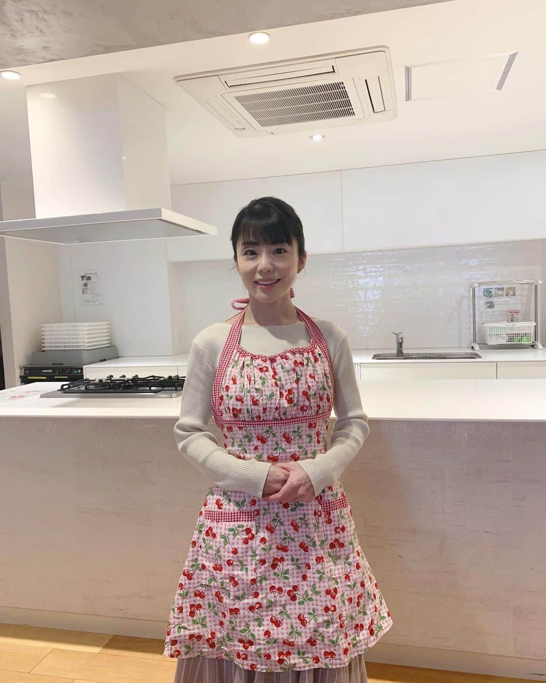 森崎友紀さんのインスタグラム写真 - (森崎友紀Instagram)「今日から3月。 ポカポカして春を感じます。 エプロンも、春らしい色のさくらんぼ柄を選びました。洋服だと着れない色や柄も、エプロンだと許される気がします笑。 今日も一日頑張ろう！！  #森崎友紀#料理#cooking#今日から3月#ポカポカ#さくらんぼ柄#エプロン#今日も一日頑張ろう」3月1日 9時55分 - morisakitchen