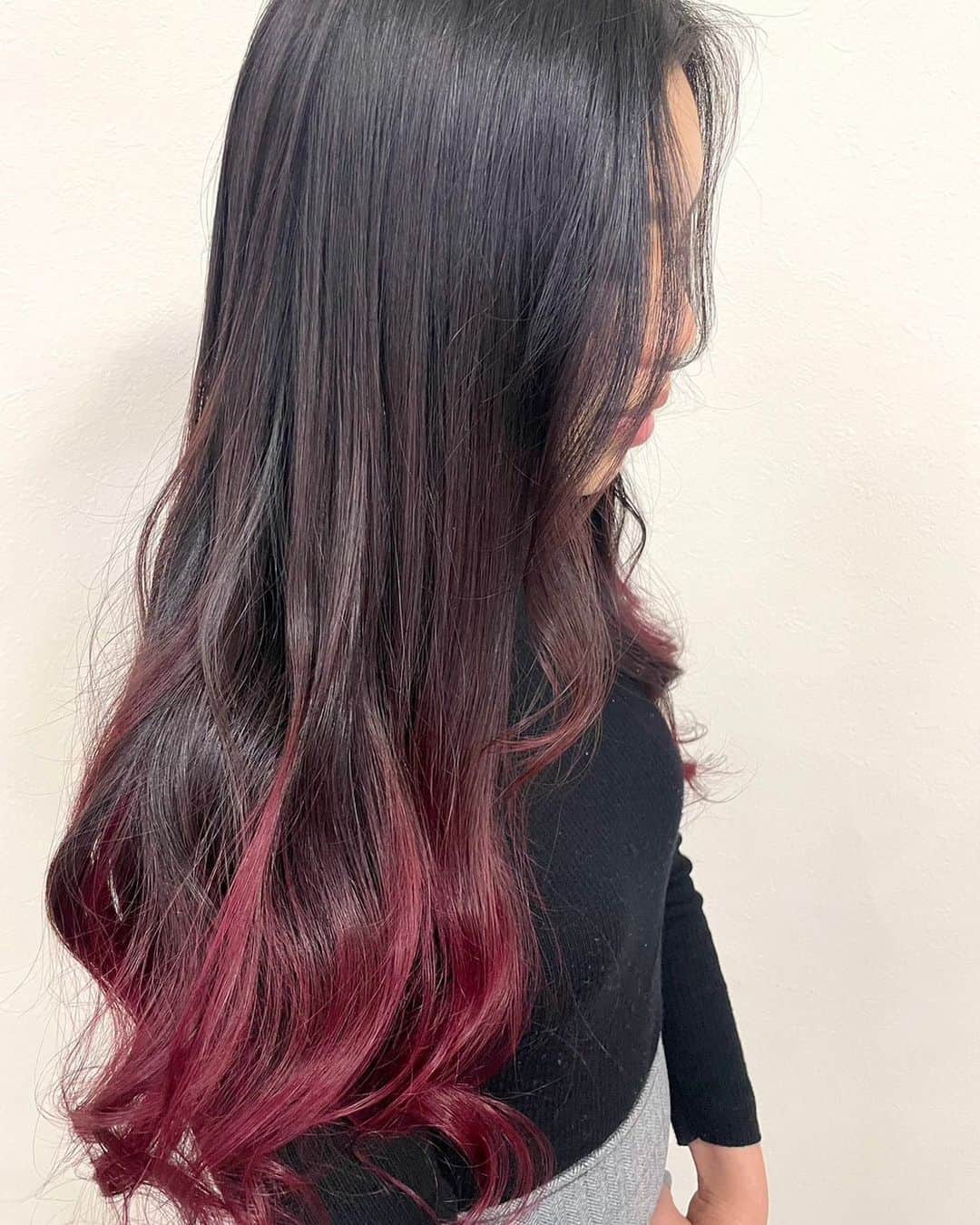 salon PRATiNO(サロンプラチノ)のインスタグラム：「. #グラデーションカラー Cherry red🍒 毛先のみのブリーチで出来るのでダメージを抑えてデザインカラーしたい方やファーストカラーの方にもオススメです🌸  #hair#pratino#clavis#ハイトーン#韓国ヘア#グラデーションカラー #デジパ#縮毛矯正#名古屋美容院#栄美容院#ショートカット#透明感カラー#クラビス#酸熱トリートメント#ダメージ毛#ヘアサロン#女性スタッフのみ#初めてのブリーチ#白髪染め#ペールカラー#エクステ#シールエクステ#ヘアメ#アイブロウ#メンズアイブロウ#メイク#ファイバープレックス#スタッフ募集」