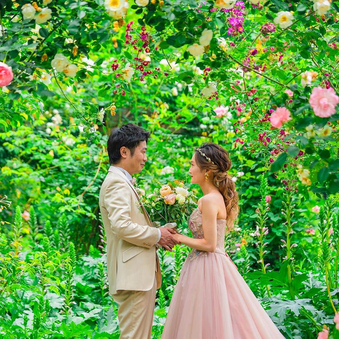 ホテルニューアカオ　熱海温泉＆リゾートのインスタグラム：「ACAO FORESTは、薔薇が美しく咲き誇る5月から6月の最盛期に、1日１組限定のウェディングフォト「PHOTO WEDDING in ACAO FOREST」の予約を開始いたします。色とりどりの薔薇と花々が彩るACAO FORESTで、物語の主人公のような輝く1日をプロデュースいたします。 #ACAO #ACAOFOREST #ウェディングフォト #ブライダルフォト #薔薇 #ROSE #ガーデンウェディング #リゾートウェディング #前撮り #結婚式」
